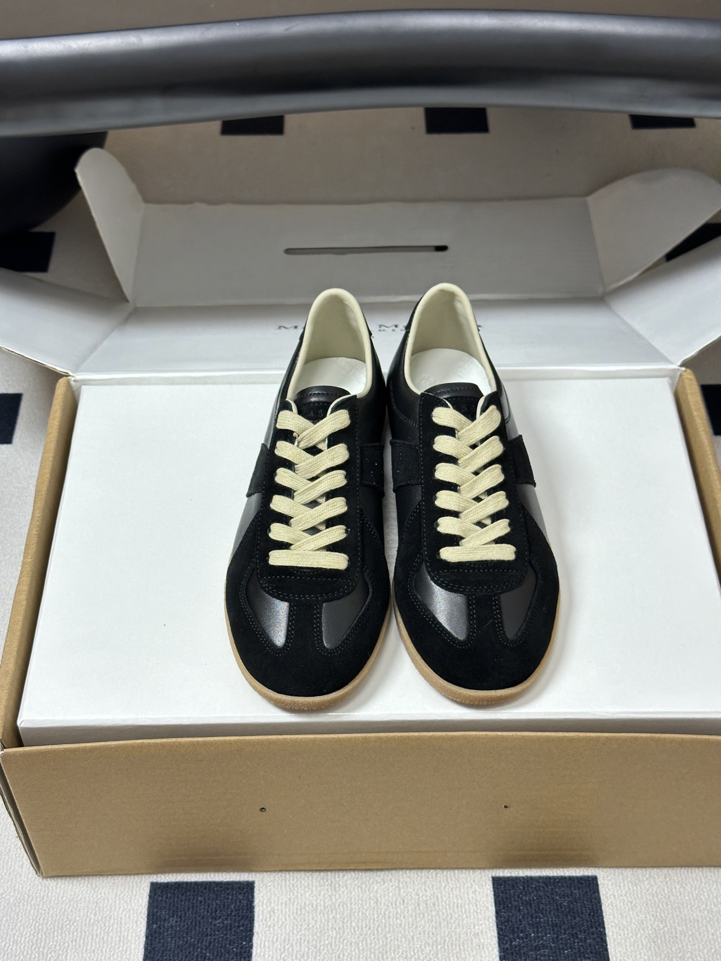 男➕10 顶级品质(飞机盒➕10 下单备注)Maison Margiela MM6马吉拉 经典款德训鞋2 男➕10 顶级品质(飞机盒➕10 下单备注)Maison Margiela MM6马吉拉 经典款德训鞋2