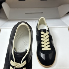 男➕10 顶级品质(飞机盒➕10 下单备注)Maison Margiela MM6马吉拉 经典款德训鞋2 男➕10 顶级品质(飞机盒➕10 下单备注)Maison Margiela MM6马吉拉 经典款德训鞋2