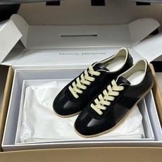 男➕10 顶级品质(飞机盒➕10 下单备注)Maison Margiela MM6马吉拉 经典款德训鞋2 男➕10 顶级品质(飞机盒➕10 下单备注)Maison Margiela MM6马吉拉 经典款德训鞋2