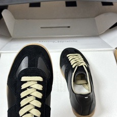男➕10 顶级品质(飞机盒➕10 下单备注)Maison Margiela MM6马吉拉 经典款德训鞋2 男➕10 顶级品质(飞机盒➕10 下单备注)Maison Margiela MM6马吉拉 经典款德训鞋2