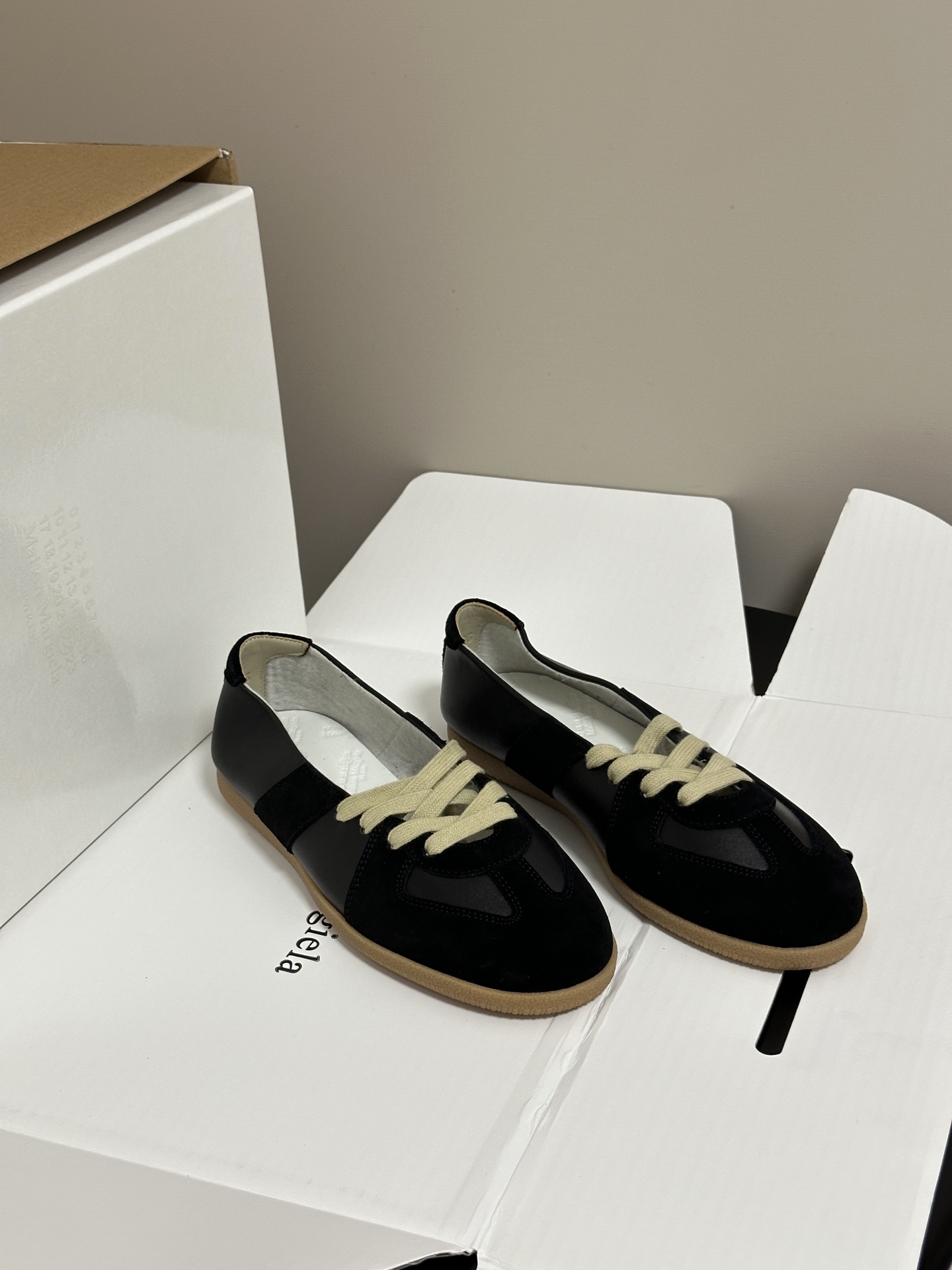 NO:874264,-Male 10 Top quality (airplane box 10, please note when ordering) Maison Margiela MM6 Margiela 2026 spring and summer new ballet moral training shoes Lace-up shallow casual shoes ballet shoes This ballet style moral training shoe is based on the brand's iconic soft elements, and cleverly combines the retro moral training shoe shape with the light lines of ballet shoes, giving it a relaxed and high-end atmosphere.  It is suitable for a variety of styles, whether it is worn with casual jeans, commuter suit pants, or gentle skirts, it can be easily controlled, injecting just the right sense of sophistication into the look. The upper is cowhide and suede original canvas, the lining is imported lambskin, soft, sweat-absorbent, breathable and comfortable. The sole is original open-molded rubber wear-resistant beef tendon bottom. Size #Female 35-40 #Men 39-46 (45.46 is custom-made and non-returnable), single shoes, masion  margiela,masion margiela,skirts,business suit,cowhide,sheepskin,chamois leather19860909-男10 顶级品质（飞机盒10 下单备注） Maison Margiela MM6马吉拉 2026春夏新款芭蕾德训鞋 系带浅口休闲鞋芭蕾舞鞋 这款芭蕾风德训鞋,以品牌标志性的柔美元素为基底,将复古德训鞋型与芭蕾鞋的轻盈线条巧妙融合,自带松弛又高级的氛围感. 搭配上它适配多种风格,无论是日常搭配休闲牛仔、通勤西装裤,还是搭配温柔裙装,都能轻松驾驭,为造型注入一抹恰到好处的精致感. 鞋面牛皮麂皮原版帆布 内里垫脚进口小羊皮、柔软吸汗透气舒适 鞋底原版开模橡胶耐磨牛筋底 码数#女款35-40 #男39-46（45.46定做不退换）,单鞋,masion margiela,masion margiela,skirts,business suit,cowhide,sheepskin,chamois leather,Women's Shoes