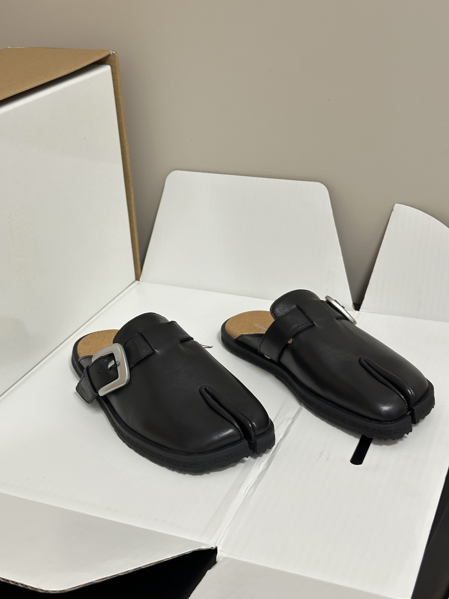 NO:874256,-Men's 10 top quality (airplane box 10 notes when ordering) Maison Margiela MM6 Margiela 2026 spring and summer new split-toe mules buckle Birkenstock half slippers couple's casual sandals  Split-toe Mule half-flops with a lazy and high-end feel are an atmospheric artifact for daily wear. The shoe shape is neat and relaxed, the lines are simple and elegant, and the slip-on design is casual and convenient, making daily outings completely effortless. The matching is very adaptable, whether it is paired with straight pants, casual pants or various lazy skirts, you can easily wear a casual and textured look, and can hold it for commuting, going out on the street, or short trips.  The foot feels soft and light, and it will not tire your feet when you wear it for a long time. The comfort is straight away. The metal buckle details on the shoe body are very good, simple and recognizable, and the low-key design is revealed. The upper is custom-made cow suede, the lining is sheepskin, and the sole is original open-molded rubber wear-resistant outsole.  margiela,slippers,skirts,sheepskin19860909-男10 顶级品质（飞机盒10 下单备注） Maison Margiela MM6马吉拉 2026春夏新款分趾穆勒鞋搭扣勃肯半拖鞋情侣款休闲凉拖鞋 自带慵懒高级感的分趾穆勒半拖,是日常穿搭的氛围感神器.鞋型利落又松弛,线条简约大气,一脚蹬的设计随性又方便,日常出门完全不费劲.搭配上适配度超高,不管是搭配直筒裤、休闲裤还是各种慵懒风裙装,都能轻松穿出随性又有质感的造型,通勤、出街、短途出游都能hold住. 脚感软乎乎的,走路自带轻盈感,久穿也不会累脚,舒适感直接拉满.鞋身的金属扣细节很加分,简约又有辨识度,低调中透着设计感. 鞋面定制牛反绒 内里垫脚羊皮 鞋底原版开模橡胶耐磨大底 码数#女款35-40 #男39-46（45.46定做不退换）,半拖,masion margiela,masion margiela,slippers,skirts,sheepskin,Women's Shoes