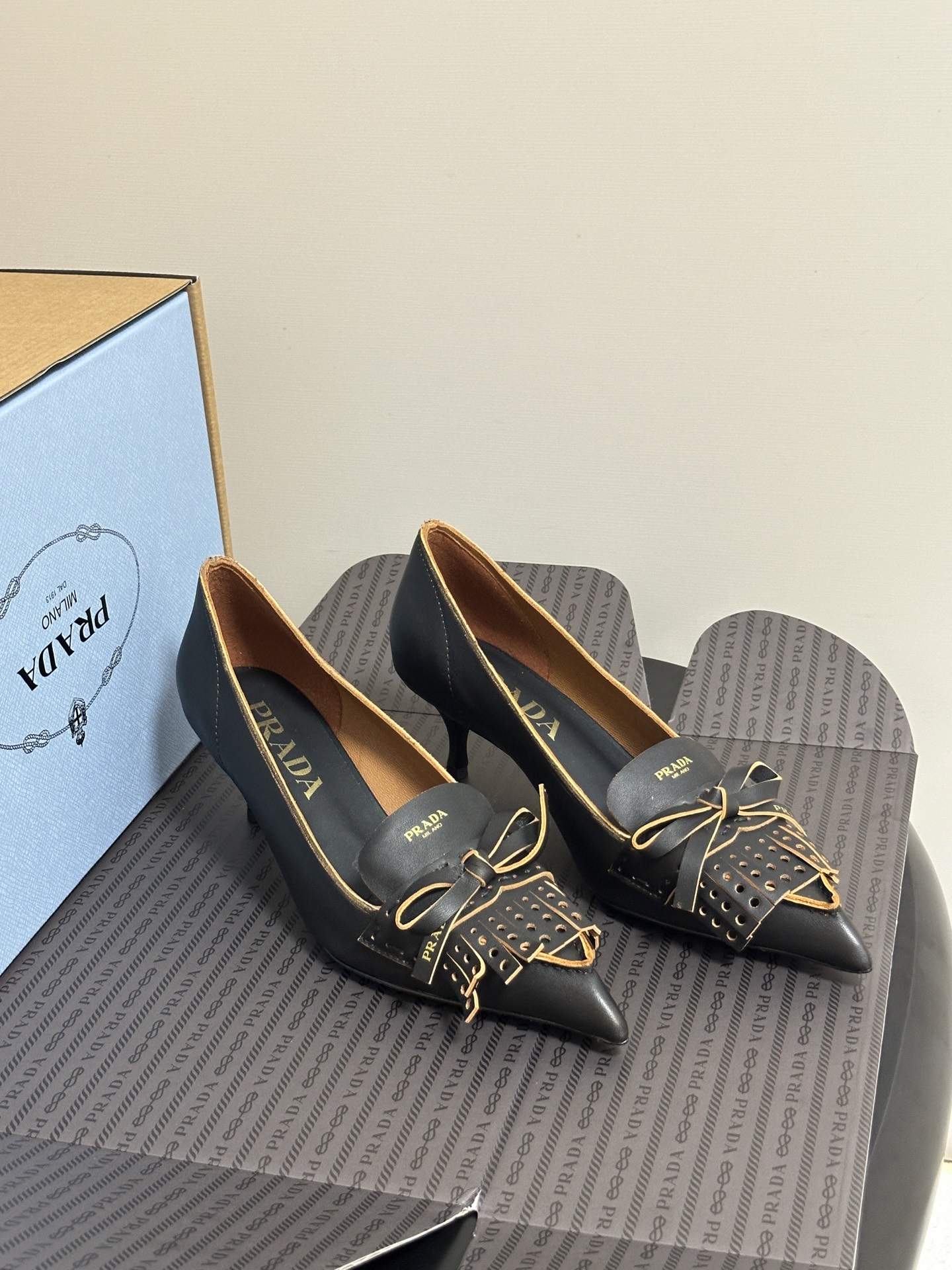 NO:874247,-Top quality (with high-end airplane box) 26Aw early spring new Prada Prada catwalk style pointed-toe distressed bow high heels Retro old money style tassel kitten heels full of sense of future technology Minimalist beauty that has been missing for a long time in the fashion world Fashionable and sophisticated, giving a high-end feel for daily wear  Strong lines and bold details transform the iconic pump of femininity into a unique and unconventional design. The pointed silhouette is crafted in distressed leather, with visible seams and intentionally unfinished raw cut edges. The refined stiletto heel completes the shoe's multi-faceted style.  Made of high-quality leather material, the texture is high-end and has a distressed effect, showing a retro and modern texture. The craftsmanship is fine and reflects the high-end quality of the brand. The stiletto heel design enhances the wearer's aura while maintaining good stability and is suitable for daily commuting or special occasions. The upper is distressed calfskin and the lining is sheepskin. The sole is Italian injection molded leather outsole. The heel height is 5.5cm.  Size 35-39 (40.41 customized, non-refundable), single shoes, prada, prada, high heels, cowhide, sheepskin, Leather soles19860909-顶级品质（配高档飞机盒） 26Aw早春新款Prada 普拉达走秀款尖头做旧蝴蝶结高跟鞋 复古老钱风流苏小猫跟单鞋 未来科技感满满 时尚界久违的极简之美 时髦又精致 日常穿出高级感 强烈的线条和大胆的细节将象征女性魅力的高跟鞋转变为独特而非传统的设计.尖头廓形采用做旧皮革,具有明显的缝线和故意未完成的原始切割边缘.精致的细高跟完美呈现出此款鞋履的多面风格. 选用优质皮革材质,质感高级,且有做旧效果的纹理,呈现出复古又摩登的质感,工艺精细,体现品牌高端品质.细高跟设计,提升穿着者气场,同时保持了较好的稳定性,适合日常通勤或特殊场合穿着. 鞋面做旧小牛皮 内里垫脚羊皮 鞋底意大利注塑真皮大底 跟高5.5cm 码数35-39（40.41定做不退换）,单鞋,prada,prada,high heels,cowhide,sheepskin,Leather soles,Women's Shoes