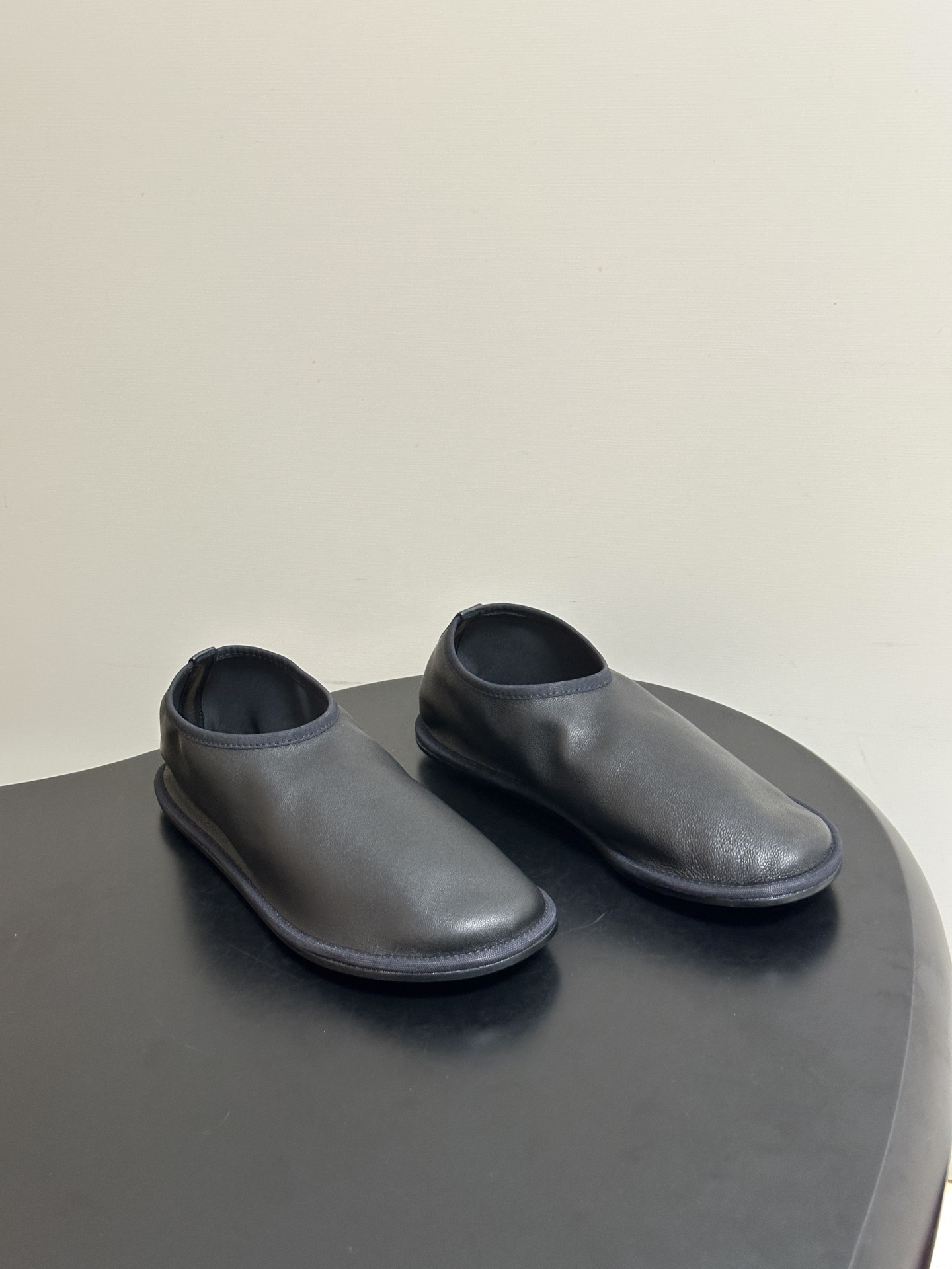 NO:874241,- THE ROW 26 new spring and summer TR elastic leather fairy shoes flat ballet shoes. The design is not fancy or childish. It is the simplest style. The overall design is smart, delicate and comfortable!  Its shoes focus on simplicity and comfort, so every time it releases a new model, it must be a blast. This new model is a model that will not be popular on the street. The entire pair of shoes is made of original customized stretch leather, unique and elegant!  Customized stretch leather for the upper, water-dyed cowhide for the feet, Italian genuine leather outsole, size 35-39 (40.41 custom made, non-returnable), loafers, loafers, cowhide, Leather soles19860909- THE ROW 26春夏新款 TR弹力皮面仙女鞋平底芭蕾舞鞋单鞋 没有花里胡哨或者幼稚感的设计 是最简单的款式 整体设计干练秀气又舒适！它家鞋子主打简洁舒适 所以每次他家出新款,都必须炸裂一番 这次的新款是不会烂大街的款 整双鞋面采用原版定制弹力皮制作 独特优雅！ 鞋面定制弹力皮 垫脚水染牛皮 鞋底意大利真皮大底 码数35-39（40.41定做不退换）,乐福鞋,loafers,cowhide,Leather soles,Women's Shoes