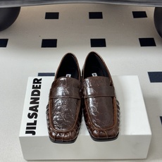 26ss 春夏新款JIL SANDER 吉尔桑达 方头褶皱乐福鞋一脚蹬套脚平底单鞋典型的乐福鞋鞋型,属于 26ss 春夏新款JIL SANDER 吉尔桑达 方头褶皱乐福鞋一脚蹬套脚平底单鞋典型的乐福鞋鞋型,属于