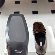 26ss 春夏新款JIL SANDER 吉尔桑达 方头褶皱乐福鞋一脚蹬套脚平底单鞋典型的乐福鞋鞋型,属于 26ss 春夏新款JIL SANDER 吉尔桑达 方头褶皱乐福鞋一脚蹬套脚平底单鞋典型的乐福鞋鞋型,属于