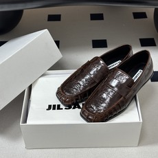 26ss 春夏新款JIL SANDER 吉尔桑达 方头褶皱乐福鞋一脚蹬套脚平底单鞋典型的乐福鞋鞋型,属于 26ss 春夏新款JIL SANDER 吉尔桑达 方头褶皱乐福鞋一脚蹬套脚平底单鞋典型的乐福鞋鞋型,属于