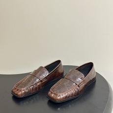 26ss 春夏新款JIL SANDER 吉尔桑达 方头褶皱乐福鞋一脚蹬套脚平底单鞋典型的乐福鞋鞋型,属于 26ss 春夏新款JIL SANDER 吉尔桑达 方头褶皱乐福鞋一脚蹬套脚平底单鞋典型的乐福鞋鞋型,属于
