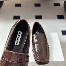 26ss 春夏新款JIL SANDER 吉尔桑达 方头褶皱乐福鞋一脚蹬套脚平底单鞋典型的乐福鞋鞋型,属于 26ss 春夏新款JIL SANDER 吉尔桑达 方头褶皱乐福鞋一脚蹬套脚平底单鞋典型的乐福鞋鞋型,属于