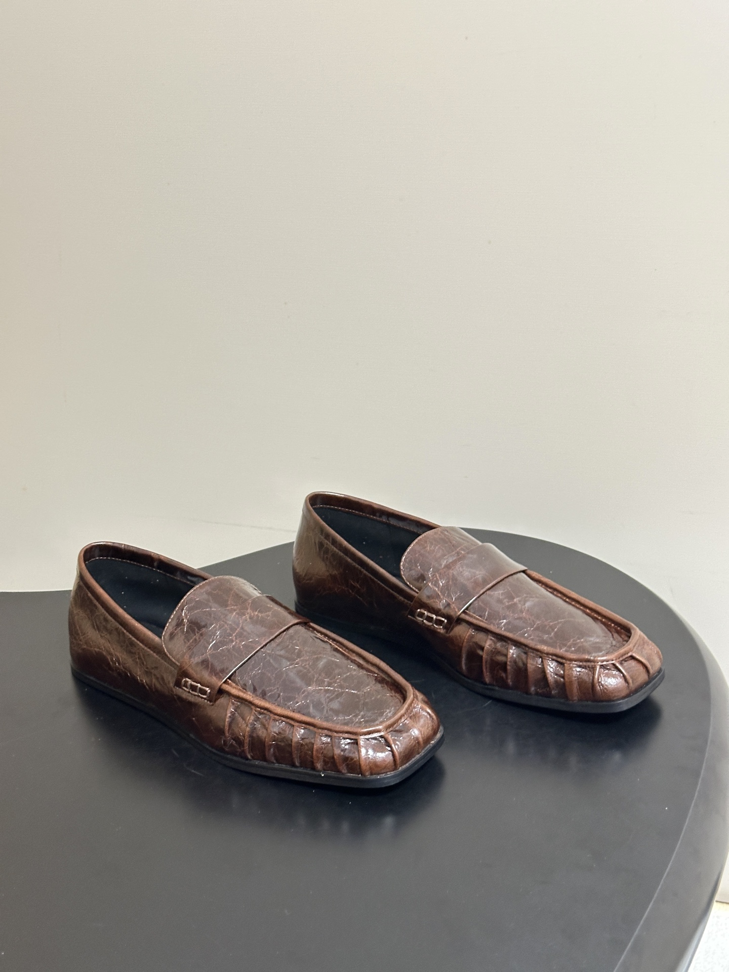 26ss 春夏新款JIL SANDER 吉尔桑达 方头褶皱乐福鞋一脚蹬套脚平底单鞋典型的乐福鞋鞋型，属于