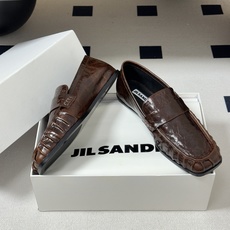 26ss 春夏新款JIL SANDER 吉尔桑达 方头褶皱乐福鞋一脚蹬套脚平底单鞋典型的乐福鞋鞋型,属于 26ss 春夏新款JIL SANDER 吉尔桑达 方头褶皱乐福鞋一脚蹬套脚平底单鞋典型的乐福鞋鞋型,属于