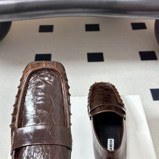 26ss 春夏新款JIL SANDER 吉尔桑达 方头褶皱乐福鞋一脚蹬套脚平底单鞋典型的乐福鞋鞋型,属于 26ss 春夏新款JIL SANDER 吉尔桑达 方头褶皱乐福鞋一脚蹬套脚平底单鞋典型的乐福鞋鞋型,属于
