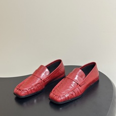 26ss 春夏新款JIL SANDER 吉尔桑达 方头褶皱乐福鞋一脚蹬套脚平底单鞋典型的乐福鞋鞋型,属于 26ss 春夏新款JIL SANDER 吉尔桑达 方头褶皱乐福鞋一脚蹬套脚平底单鞋典型的乐福鞋鞋型,属于