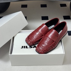 26ss 春夏新款JIL SANDER 吉尔桑达 方头褶皱乐福鞋一脚蹬套脚平底单鞋典型的乐福鞋鞋型,属于 26ss 春夏新款JIL SANDER 吉尔桑达 方头褶皱乐福鞋一脚蹬套脚平底单鞋典型的乐福鞋鞋型,属于