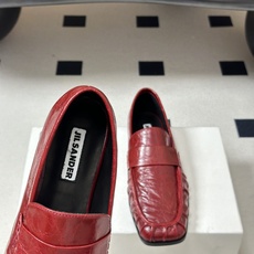 26ss 春夏新款JIL SANDER 吉尔桑达 方头褶皱乐福鞋一脚蹬套脚平底单鞋典型的乐福鞋鞋型,属于 26ss 春夏新款JIL SANDER 吉尔桑达 方头褶皱乐福鞋一脚蹬套脚平底单鞋典型的乐福鞋鞋型,属于