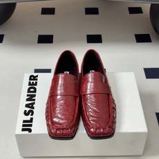 26ss 春夏新款JIL SANDER 吉尔桑达 方头褶皱乐福鞋一脚蹬套脚平底单鞋典型的乐福鞋鞋型,属于 26ss 春夏新款JIL SANDER 吉尔桑达 方头褶皱乐福鞋一脚蹬套脚平底单鞋典型的乐福鞋鞋型,属于