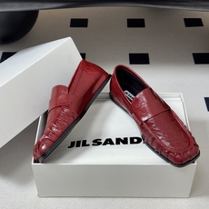 26ss 春夏新款JIL SANDER 吉尔桑达 方头褶皱乐福鞋一脚蹬套脚平底单鞋典型的乐福鞋鞋型,属于 26ss 春夏新款JIL SANDER 吉尔桑达 方头褶皱乐福鞋一脚蹬套脚平底单鞋典型的乐福鞋鞋型,属于