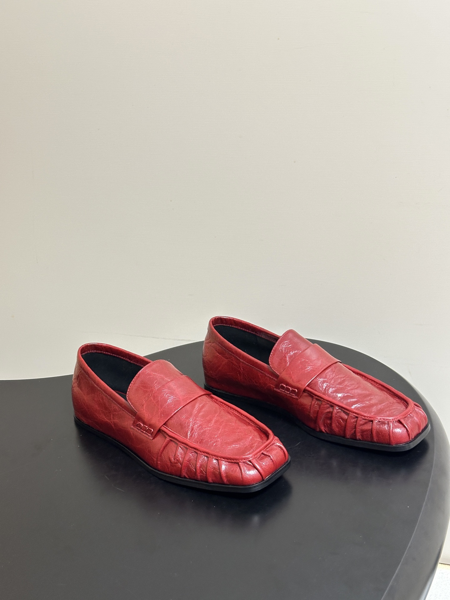 26ss 春夏新款JIL SANDER 吉尔桑达 方头褶皱乐福鞋一脚蹬套脚平底单鞋典型的乐福鞋鞋型，属于