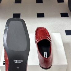 26ss 春夏新款JIL SANDER 吉尔桑达 方头褶皱乐福鞋一脚蹬套脚平底单鞋典型的乐福鞋鞋型,属于 26ss 春夏新款JIL SANDER 吉尔桑达 方头褶皱乐福鞋一脚蹬套脚平底单鞋典型的乐福鞋鞋型,属于