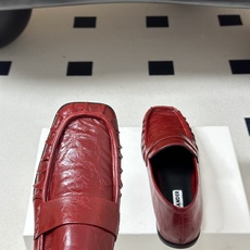 26ss 春夏新款JIL SANDER 吉尔桑达 方头褶皱乐福鞋一脚蹬套脚平底单鞋典型的乐福鞋鞋型,属于 26ss 春夏新款JIL SANDER 吉尔桑达 方头褶皱乐福鞋一脚蹬套脚平底单鞋典型的乐福鞋鞋型,属于