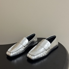 26ss 春夏新款JIL SANDER 吉尔桑达 方头褶皱乐福鞋一脚蹬套脚平底单鞋典型的乐福鞋鞋型,属于 26ss 春夏新款JIL SANDER 吉尔桑达 方头褶皱乐福鞋一脚蹬套脚平底单鞋典型的乐福鞋鞋型,属于