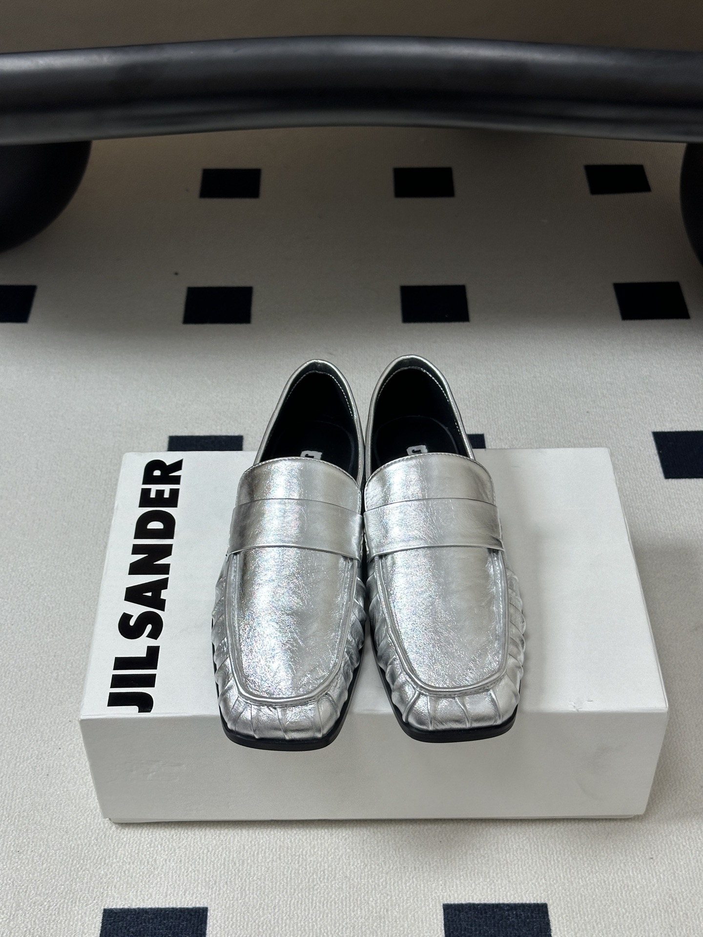 26ss 春夏新款JIL SANDER 吉尔桑达 方头褶皱乐福鞋一脚蹬套脚平底单鞋典型的乐福鞋鞋型,属于 26ss 春夏新款JIL SANDER 吉尔桑达 方头褶皱乐福鞋一脚蹬套脚平底单鞋典型的乐福鞋鞋型,属于