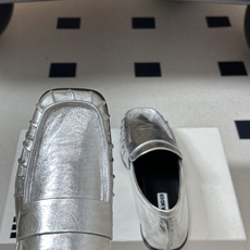 26ss 春夏新款JIL SANDER 吉尔桑达 方头褶皱乐福鞋一脚蹬套脚平底单鞋典型的乐福鞋鞋型,属于 26ss 春夏新款JIL SANDER 吉尔桑达 方头褶皱乐福鞋一脚蹬套脚平底单鞋典型的乐福鞋鞋型,属于