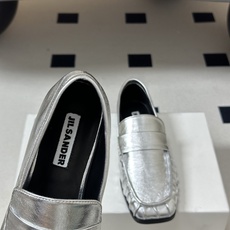 26ss 春夏新款JIL SANDER 吉尔桑达 方头褶皱乐福鞋一脚蹬套脚平底单鞋典型的乐福鞋鞋型,属于 26ss 春夏新款JIL SANDER 吉尔桑达 方头褶皱乐福鞋一脚蹬套脚平底单鞋典型的乐福鞋鞋型,属于