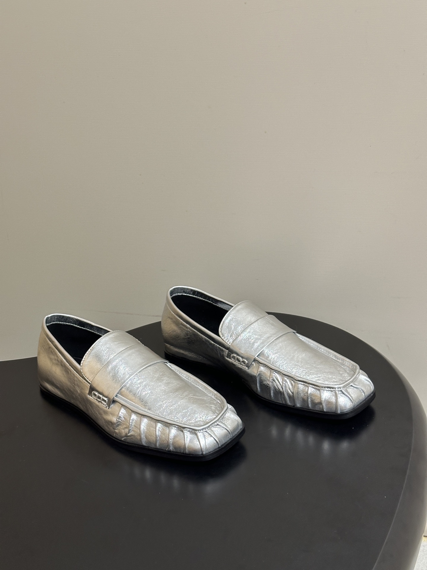 26ss 春夏新款JIL SANDER 吉尔桑达 方头褶皱乐福鞋一脚蹬套脚平底单鞋典型的乐福鞋鞋型，属于