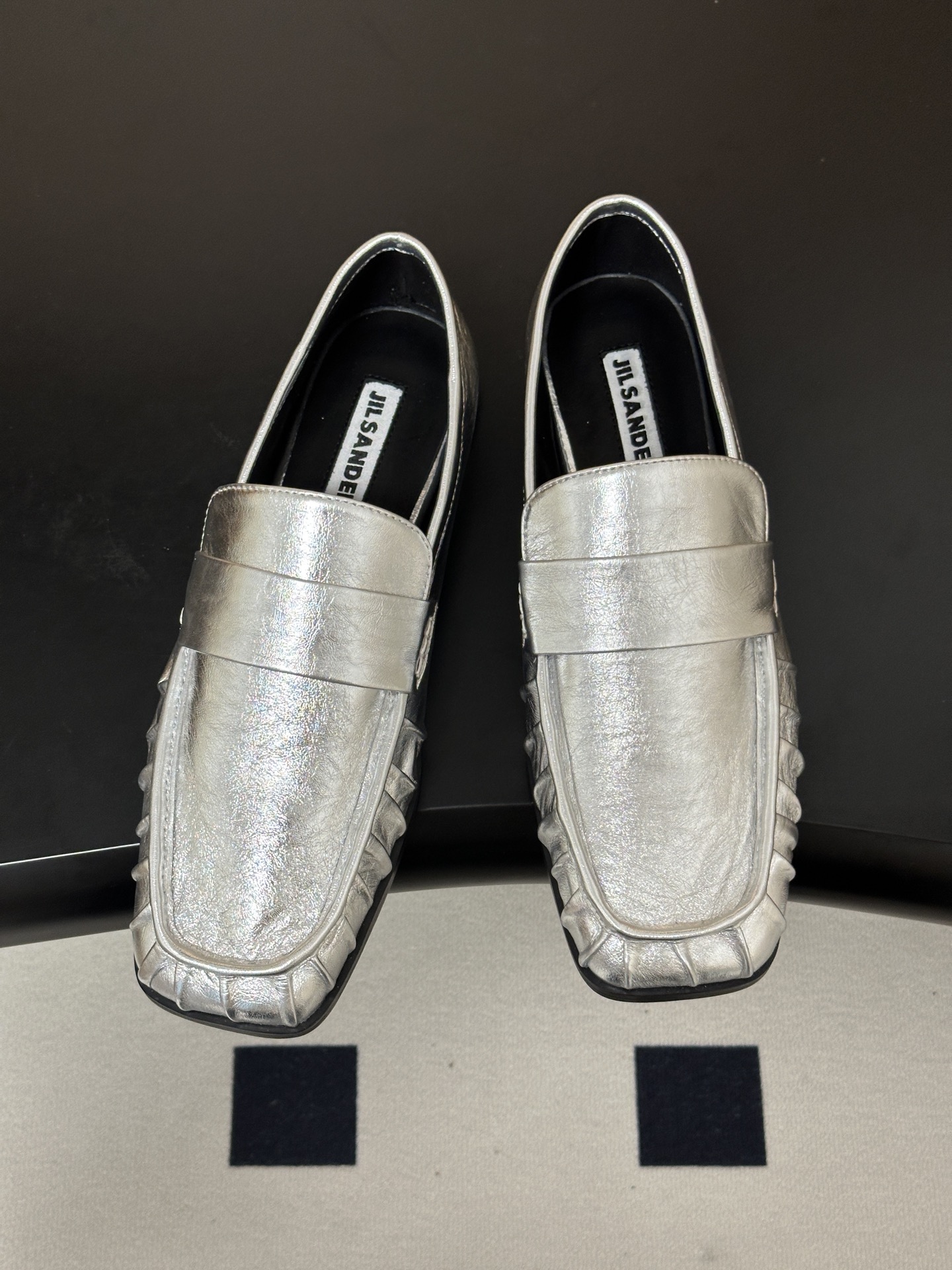 26ss 春夏新款JIL SANDER 吉尔桑达 方头褶皱乐福鞋一脚蹬套脚平底单鞋典型的乐福鞋鞋型,属于 26ss 春夏新款JIL SANDER 吉尔桑达 方头褶皱乐福鞋一脚蹬套脚平底单鞋典型的乐福鞋鞋型,属于