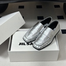26ss 春夏新款JIL SANDER 吉尔桑达 方头褶皱乐福鞋一脚蹬套脚平底单鞋典型的乐福鞋鞋型,属于 26ss 春夏新款JIL SANDER 吉尔桑达 方头褶皱乐福鞋一脚蹬套脚平底单鞋典型的乐福鞋鞋型,属于