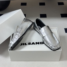 26ss 春夏新款JIL SANDER 吉尔桑达 方头褶皱乐福鞋一脚蹬套脚平底单鞋典型的乐福鞋鞋型,属于 26ss 春夏新款JIL SANDER 吉尔桑达 方头褶皱乐福鞋一脚蹬套脚平底单鞋典型的乐福鞋鞋型,属于