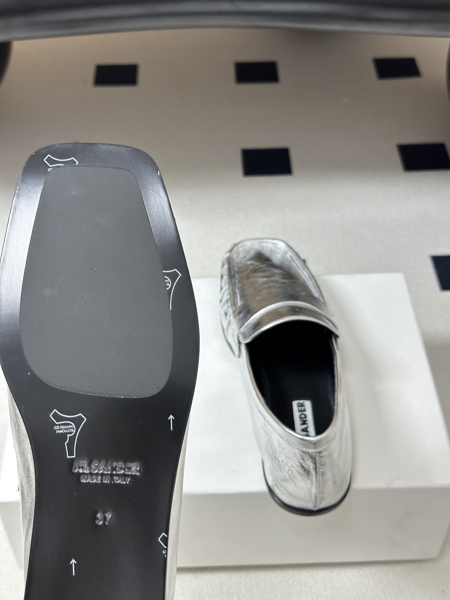 26ss 春夏新款JIL SANDER 吉尔桑达 方头褶皱乐福鞋一脚蹬套脚平底单鞋典型的乐福鞋鞋型,属于 26ss 春夏新款JIL SANDER 吉尔桑达 方头褶皱乐福鞋一脚蹬套脚平底单鞋典型的乐福鞋鞋型,属于