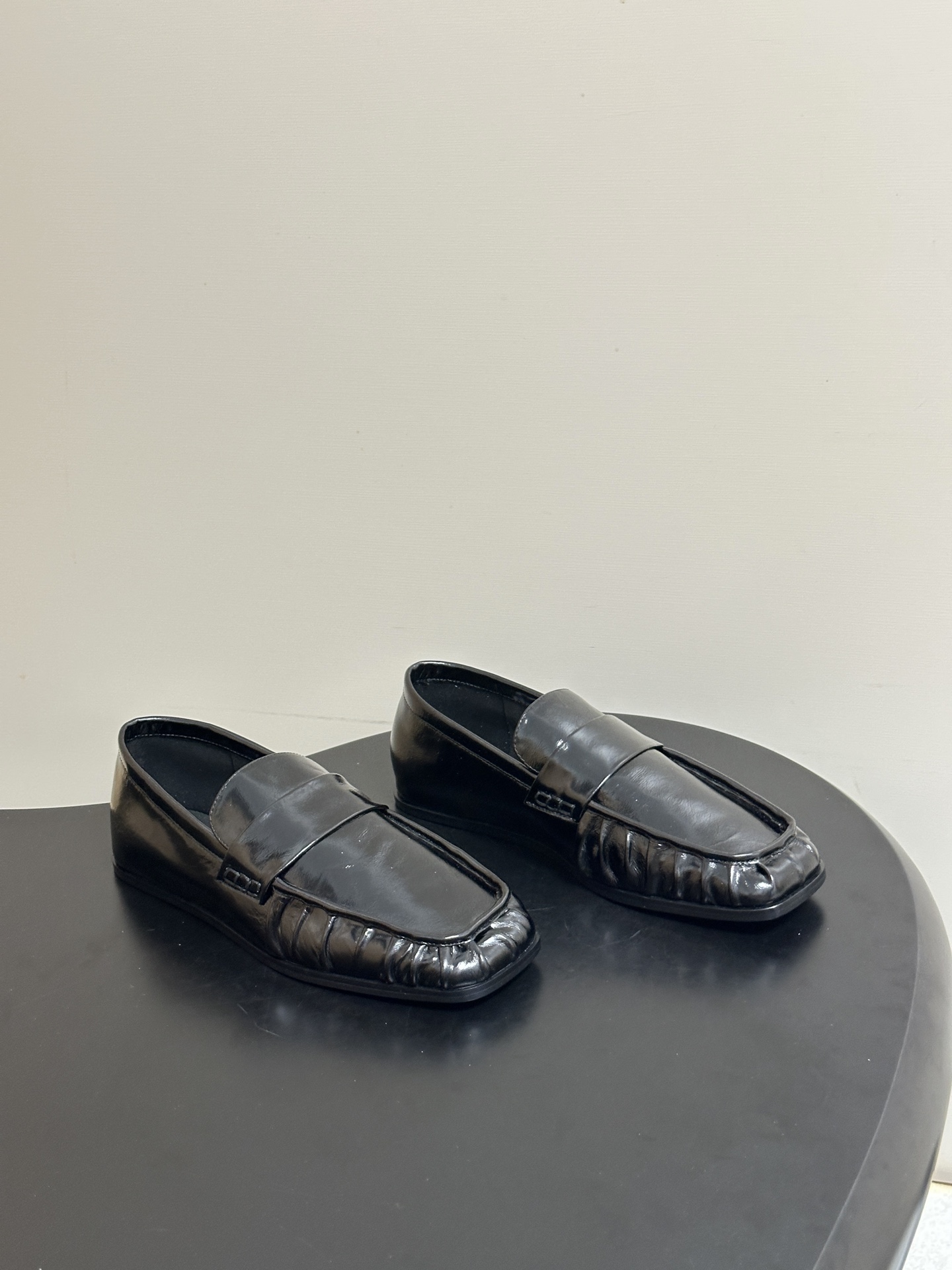 NO:874234,- 26ss Spring and Summer New JIL SANDER square-toe pleated loafers, slip-on flat shoes, a typical loafer shoe shape, which is a slip-on, easy to put on and take off. The toe is designed with a square toe, which is retro and grand in style, can modify the foot shape, and at the same time provide a relatively loose space for the toes. It will not squeeze the toes too much like pointed-toe shoes, and the wearing comfort is guaranteed in both visual and practical experience. Upper cowhide  Sheepskin lining, Italian injection molded leather outsole, size 35-39 (40.41 custom-made, non-refundable), loafers, jil sander, jil sander, loafers, cowhide, sheepskin, Leather soles19860909- 26ss 春夏新款JIL SANDER 吉尔桑达 方头褶皱乐福鞋一脚蹬套脚平底单鞋 典型的乐福鞋鞋型,属于一脚蹬,方便穿脱.鞋头为方头设计,这种鞋头风格复古又大气,能够修饰脚型,同时给脚趾提供相对宽松的空间,不会像尖头鞋那样对脚趾有过多挤压,穿着舒适度在视觉和实际体验上都有保障. 鞋面牛皮 内里垫脚羊皮 鞋底意大利注塑真皮大底 码数35-39（40.41定做不退换）,乐福鞋,jil sander,jil sander,loafers,cowhide,sheepskin,Leather soles,Women's Shoes