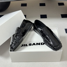 26ss 春夏新款JIL SANDER 吉尔桑达 方头褶皱乐福鞋一脚蹬套脚平底单鞋典型的乐福鞋鞋型,属于 26ss 春夏新款JIL SANDER 吉尔桑达 方头褶皱乐福鞋一脚蹬套脚平底单鞋典型的乐福鞋鞋型,属于