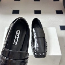 26ss 春夏新款JIL SANDER 吉尔桑达 方头褶皱乐福鞋一脚蹬套脚平底单鞋典型的乐福鞋鞋型,属于 26ss 春夏新款JIL SANDER 吉尔桑达 方头褶皱乐福鞋一脚蹬套脚平底单鞋典型的乐福鞋鞋型,属于