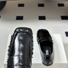 26ss 春夏新款JIL SANDER 吉尔桑达 方头褶皱乐福鞋一脚蹬套脚平底单鞋典型的乐福鞋鞋型,属于 26ss 春夏新款JIL SANDER 吉尔桑达 方头褶皱乐福鞋一脚蹬套脚平底单鞋典型的乐福鞋鞋型,属于