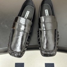 26ss 春夏新款JIL SANDER 吉尔桑达 方头褶皱乐福鞋一脚蹬套脚平底单鞋典型的乐福鞋鞋型,属于 26ss 春夏新款JIL SANDER 吉尔桑达 方头褶皱乐福鞋一脚蹬套脚平底单鞋典型的乐福鞋鞋型,属于