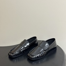 26ss 春夏新款JIL SANDER 吉尔桑达 方头褶皱乐福鞋一脚蹬套脚平底单鞋典型的乐福鞋鞋型,属于 26ss 春夏新款JIL SANDER 吉尔桑达 方头褶皱乐福鞋一脚蹬套脚平底单鞋典型的乐福鞋鞋型,属于
