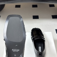 26ss 春夏新款JIL SANDER 吉尔桑达 方头褶皱乐福鞋一脚蹬套脚平底单鞋典型的乐福鞋鞋型,属于 26ss 春夏新款JIL SANDER 吉尔桑达 方头褶皱乐福鞋一脚蹬套脚平底单鞋典型的乐福鞋鞋型,属于