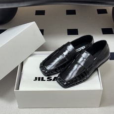 26ss 春夏新款JIL SANDER 吉尔桑达 方头褶皱乐福鞋一脚蹬套脚平底单鞋典型的乐福鞋鞋型,属于 26ss 春夏新款JIL SANDER 吉尔桑达 方头褶皱乐福鞋一脚蹬套脚平底单鞋典型的乐福鞋鞋型,属于