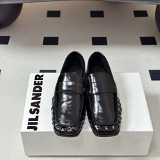 26ss 春夏新款JIL SANDER 吉尔桑达 方头褶皱乐福鞋一脚蹬套脚平底单鞋典型的乐福鞋鞋型,属于 26ss 春夏新款JIL SANDER 吉尔桑达 方头褶皱乐福鞋一脚蹬套脚平底单鞋典型的乐福鞋鞋型,属于