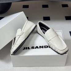 26ss 春夏新款JIL SANDER 吉尔桑达 方头褶皱乐福鞋一脚蹬套脚平底单鞋典型的乐福鞋鞋型,属于 26ss 春夏新款JIL SANDER 吉尔桑达 方头褶皱乐福鞋一脚蹬套脚平底单鞋典型的乐福鞋鞋型,属于