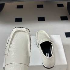 26ss 春夏新款JIL SANDER 吉尔桑达 方头褶皱乐福鞋一脚蹬套脚平底单鞋典型的乐福鞋鞋型,属于 26ss 春夏新款JIL SANDER 吉尔桑达 方头褶皱乐福鞋一脚蹬套脚平底单鞋典型的乐福鞋鞋型,属于