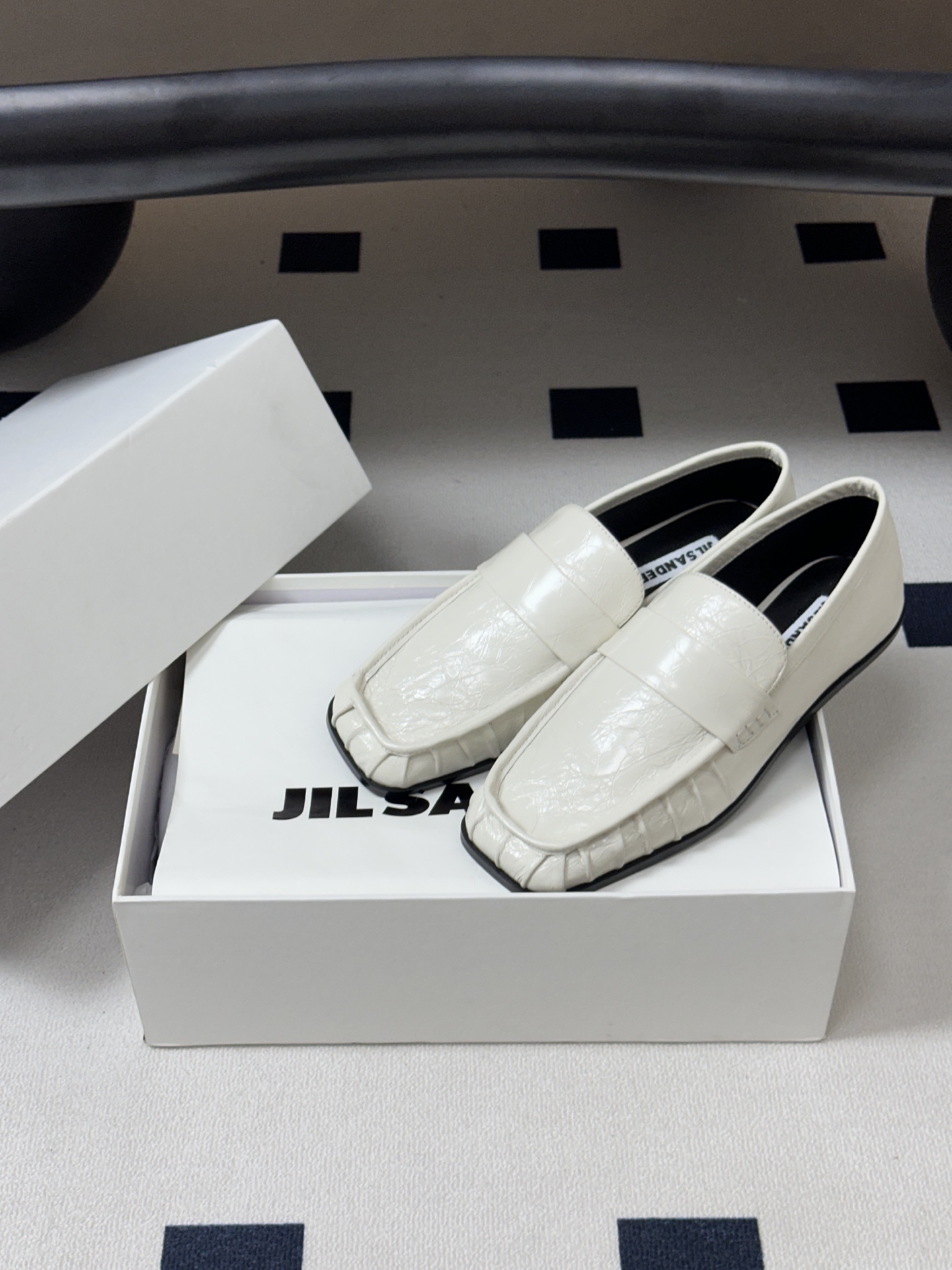 26ss 春夏新款JIL SANDER 吉尔桑达 方头褶皱乐福鞋一脚蹬套脚平底单鞋典型的乐福鞋鞋型,属于 26ss 春夏新款JIL SANDER 吉尔桑达 方头褶皱乐福鞋一脚蹬套脚平底单鞋典型的乐福鞋鞋型,属于