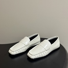 26ss 春夏新款JIL SANDER 吉尔桑达 方头褶皱乐福鞋一脚蹬套脚平底单鞋典型的乐福鞋鞋型,属于 26ss 春夏新款JIL SANDER 吉尔桑达 方头褶皱乐福鞋一脚蹬套脚平底单鞋典型的乐福鞋鞋型,属于
