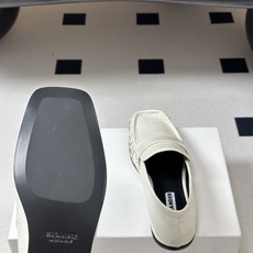 26ss 春夏新款JIL SANDER 吉尔桑达 方头褶皱乐福鞋一脚蹬套脚平底单鞋典型的乐福鞋鞋型,属于 26ss 春夏新款JIL SANDER 吉尔桑达 方头褶皱乐福鞋一脚蹬套脚平底单鞋典型的乐福鞋鞋型,属于