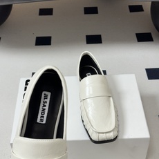 26ss 春夏新款JIL SANDER 吉尔桑达 方头褶皱乐福鞋一脚蹬套脚平底单鞋典型的乐福鞋鞋型,属于 26ss 春夏新款JIL SANDER 吉尔桑达 方头褶皱乐福鞋一脚蹬套脚平底单鞋典型的乐福鞋鞋型,属于