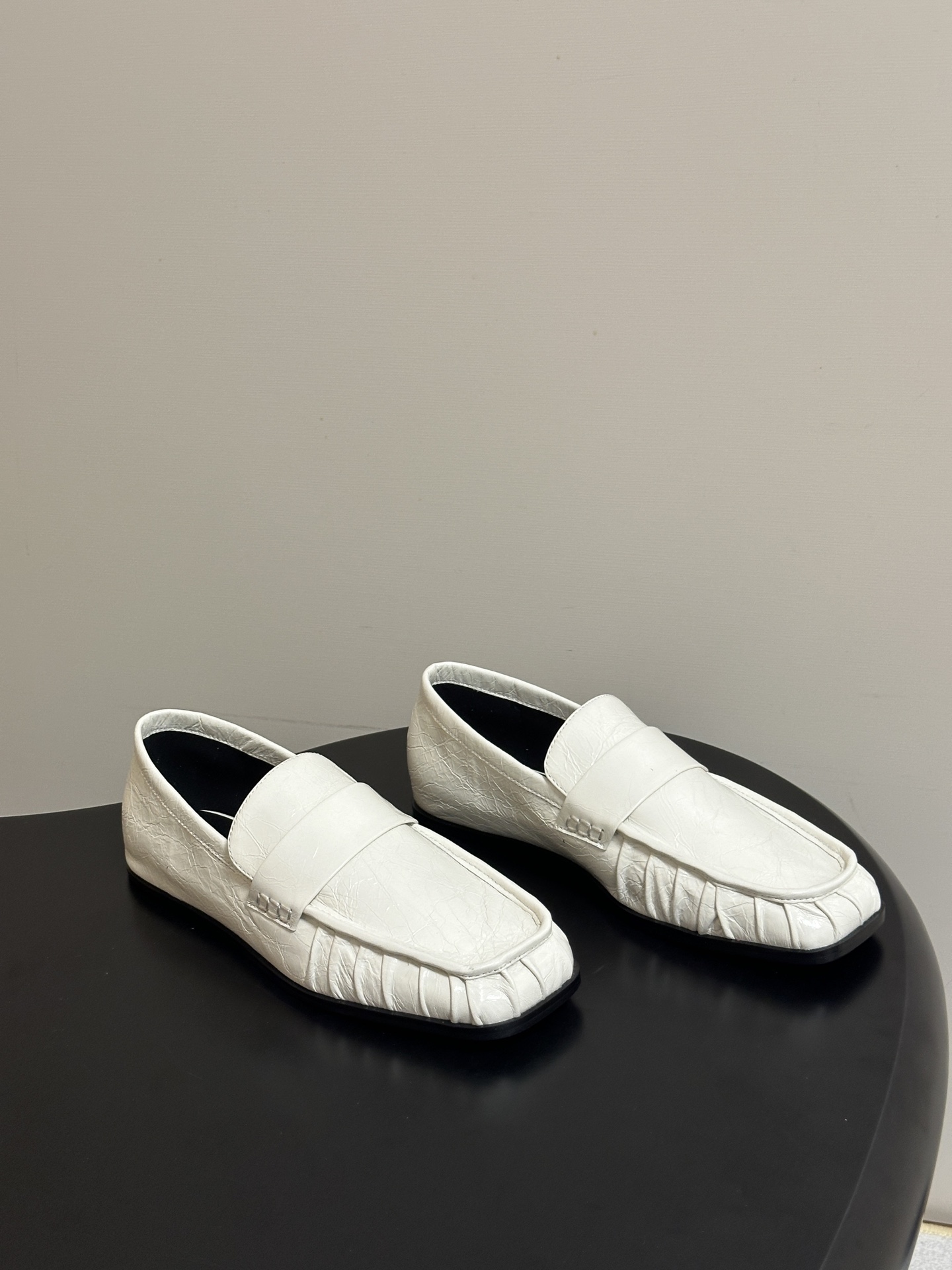 26ss 春夏新款JIL SANDER 吉尔桑达 方头褶皱乐福鞋一脚蹬套脚平底单鞋典型的乐福鞋鞋型，属于