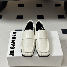 26ss 春夏新款JIL SANDER 吉尔桑达 方头褶皱乐福鞋一脚蹬套脚平底单鞋典型的乐福鞋鞋型,属于 26ss 春夏新款JIL SANDER 吉尔桑达 方头褶皱乐福鞋一脚蹬套脚平底单鞋典型的乐福鞋鞋型,属于